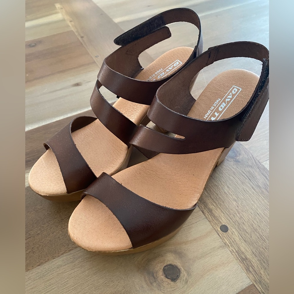 Brown Leather Sandals with Wedge Heel and Cross-Strap Design